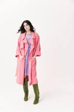 TRENCH RAOUL ROSE -Citron Style Promos Boutique LOOKBOOKMML Secretgarden00481 scaled