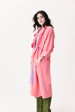 TRENCH RAOUL ROSE -Citron Style Promos Boutique LOOKBOOKMML Secretgarden00491 7355748b bb09 4aa8 82fa 085ccecc4f4a scaled