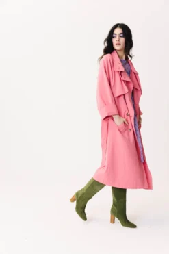 TRENCH RAOUL ROSE -Citron Style Promos Boutique LOOKBOOKMML Secretgarden00541 5e5777ee b4a5 4dc6 b974 7f6c4fc4d8fc scaled